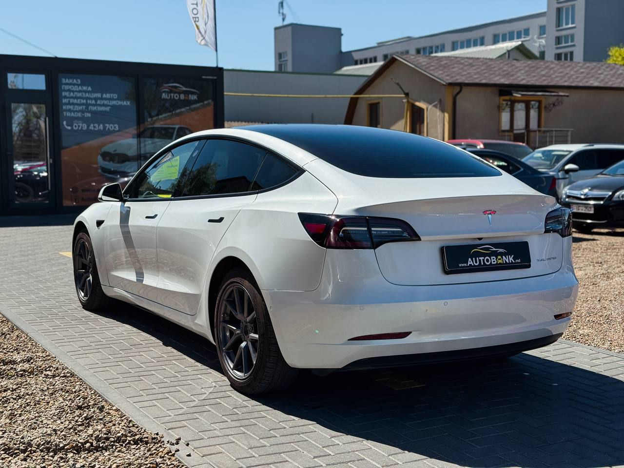 TESLA MODEL 3