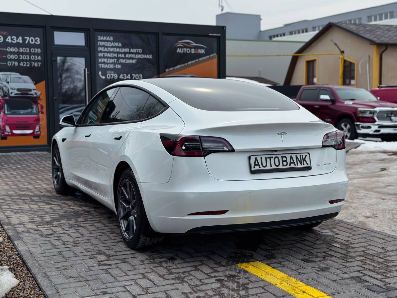 TESLA MODEL 3